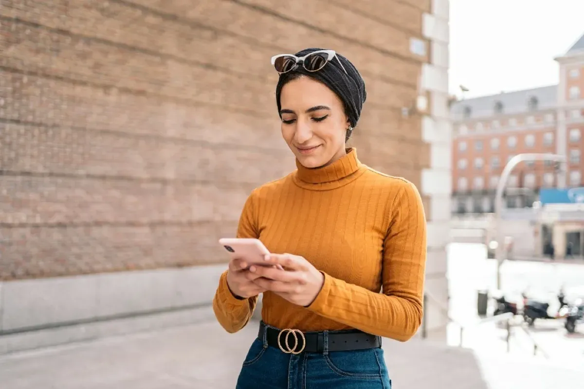 Student using TalkCampus on their phone
